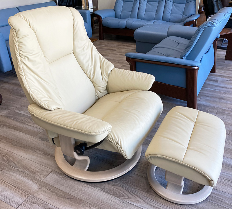 Stressless Live Paloma Kitt Leather with Whitewash Wood Base  Recliner and Ottoman